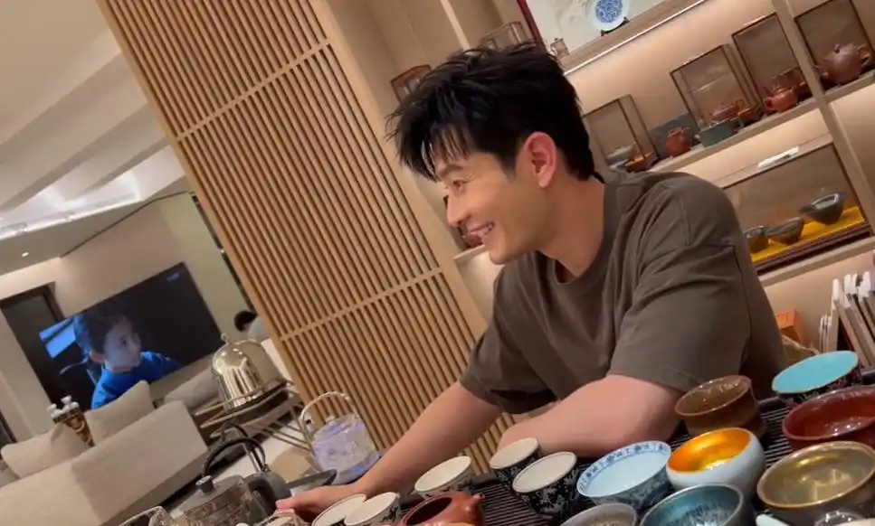 揭秘黄晓明豪宅内部:珍贵紫砂壶布满墙面,客厅堪比篮球场!