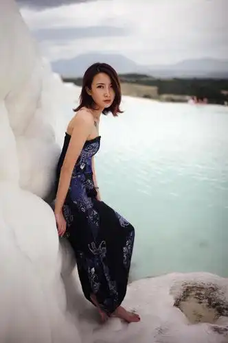 组图:陈赫前妻步履不停 一个人也能自由自在