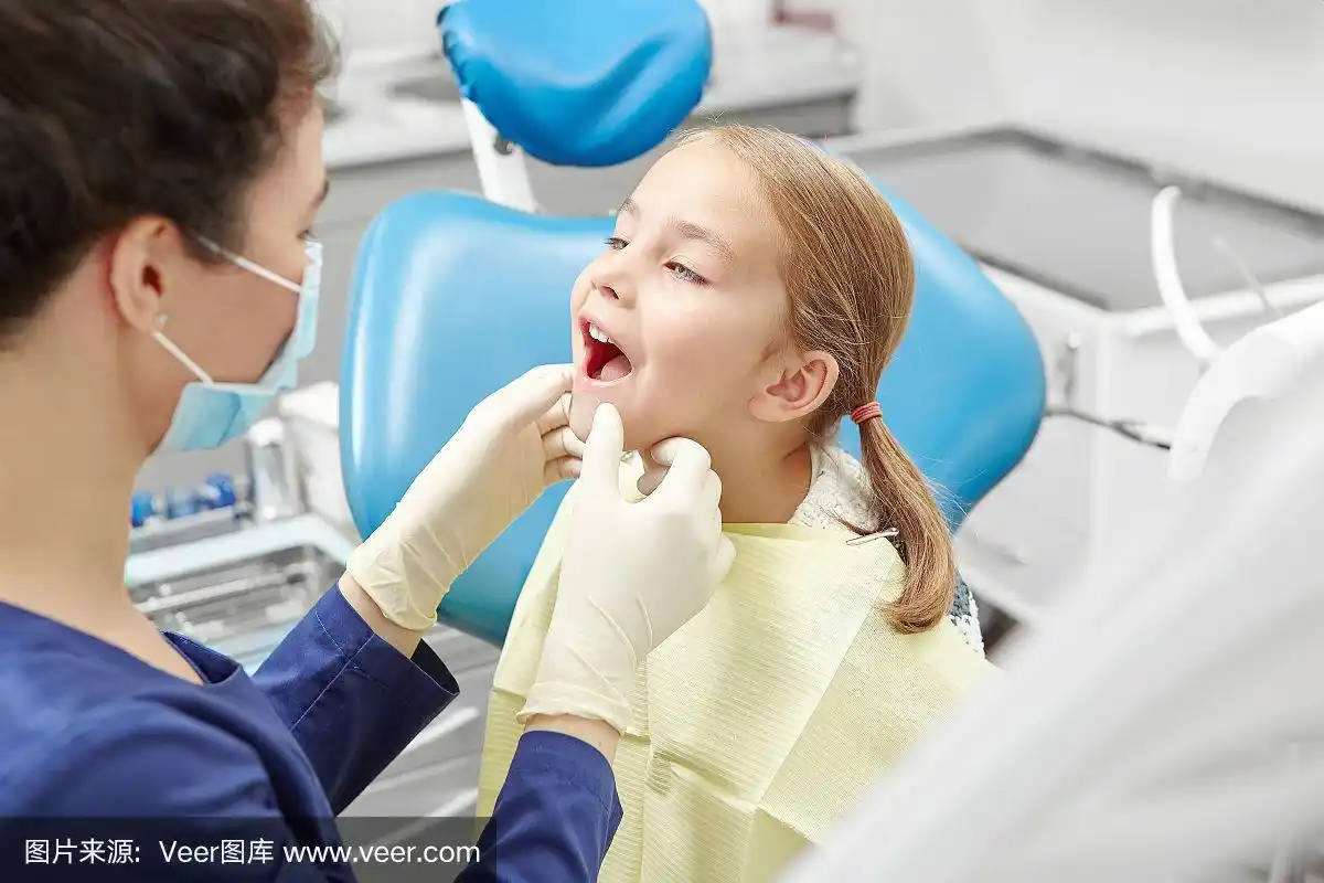 一个小孩正在看牙医.年轻患者牙齿观察.