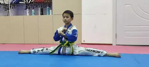 答;女孩子比男孩子更需要练习跆拳道,因为绝大部分女孩子在力量