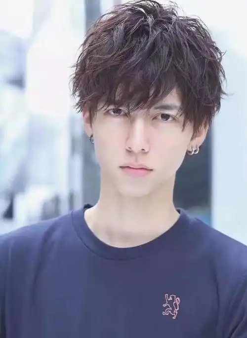 了解了自己的脸型特点选择发型才会游刃有余,什么发型也能轻松驾驭