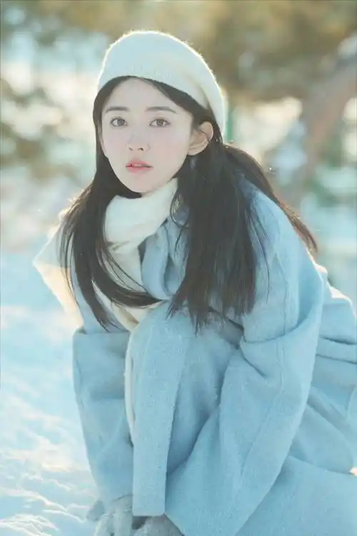 梁洁冬日氛围感大片 穿蓝色大衣戴贝雷帽笑容甜美温柔 清新治愈