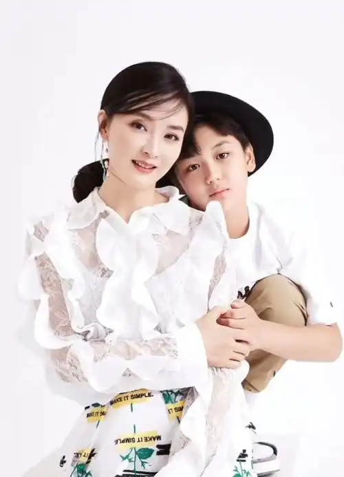 王艳晒儿子成长照17岁球球露正脸完美遗传妈妈美貌长成大帅哥