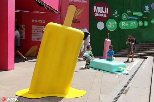 重庆街头巨型彩色雪糕艺术品栩栩如生