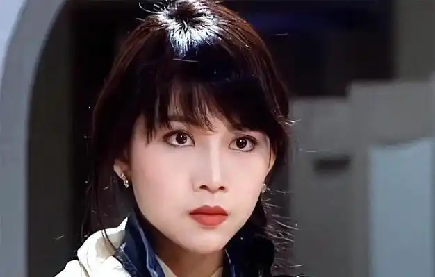 第一部戏《怒海孤鸿》就立刻压过了当红花旦梁佩玲,让人完全移不开