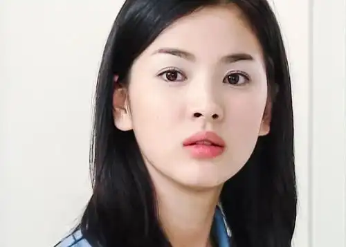 38岁宋慧乔晒照,纱裙配低马尾美如画;网友喊她和宋仲基上《我们离婚了