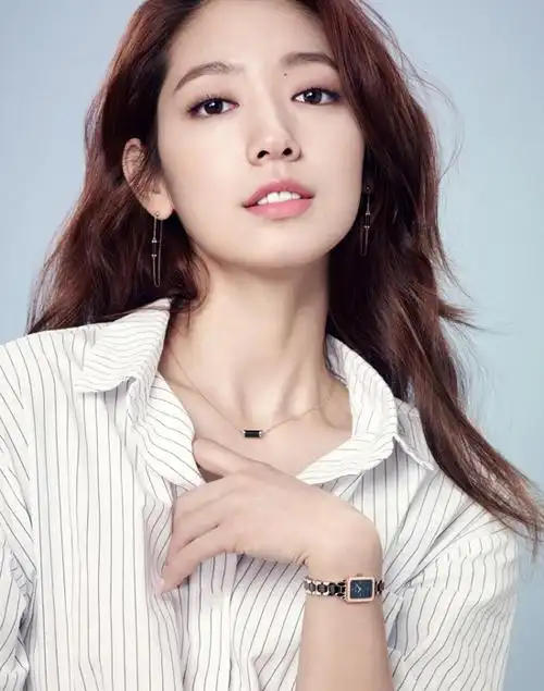 朴信惠时尚大片干练精致 白衣黑裙显优雅-名人图库-中国鞋网