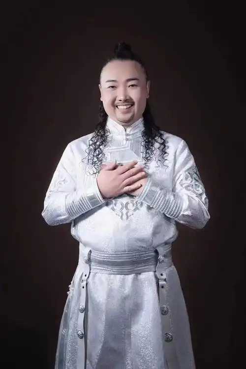 那仁朝格,出生于内蒙古科尔沁草原,是中国内地流行乐男歌手,词曲创作