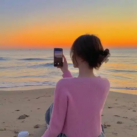 美女坐在海边的头像 女生头像图片大全 -【爱个性】