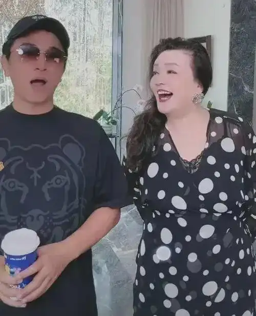 吴宗宪张兰合体直播,张兰向宪哥诉苦,孙子不愿上学,被学校退回