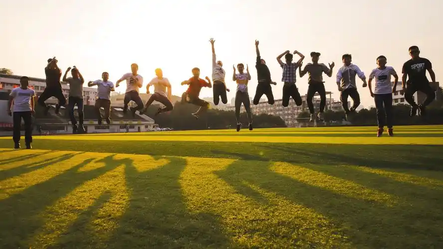 四川广安中学青春飞扬毕业照 | 湃客年度视觉大赛