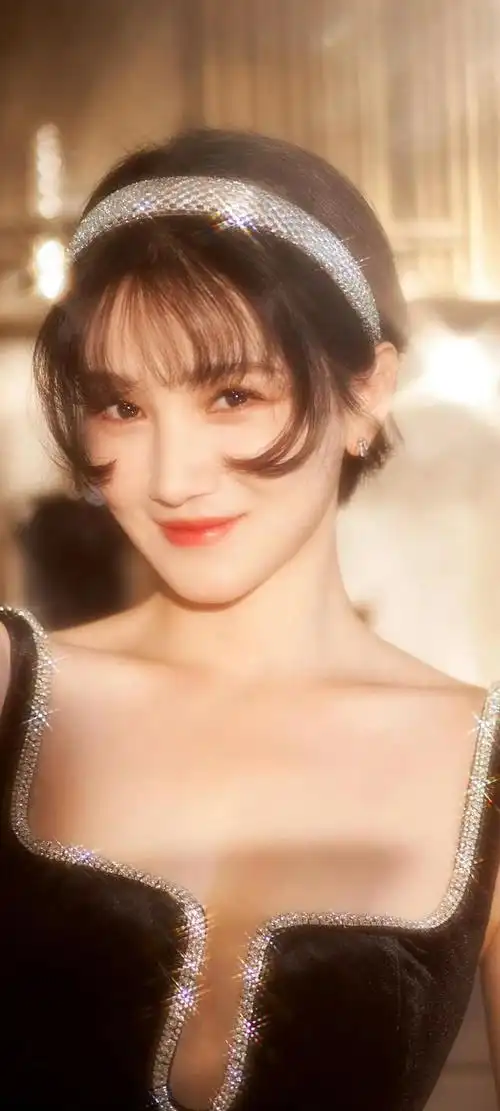 不仅仅来自于精致的五官和白皙的肌肤,更来自于她那独特的魅力和气质