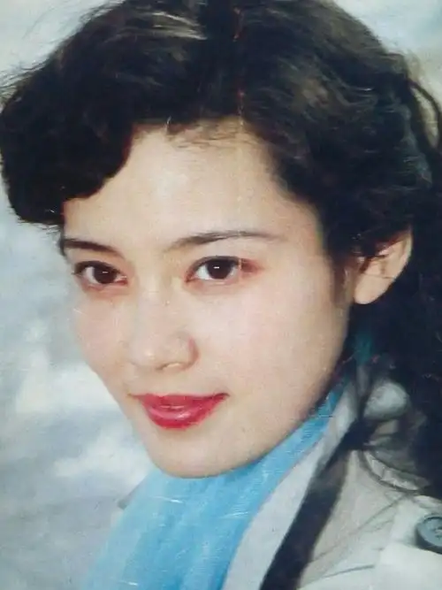 看到几本旧的(大众电影)于是把上面当年直到现在都喜爱的电影演员照了