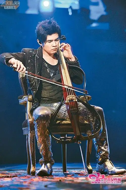 周杰伦在演唱会上演奏大提琴,给观众带来惊喜.