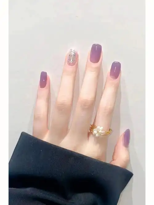 少呢关键还显白#显白美甲  #冰透色美甲  #美甲  #穿戴甲  #夏天美甲