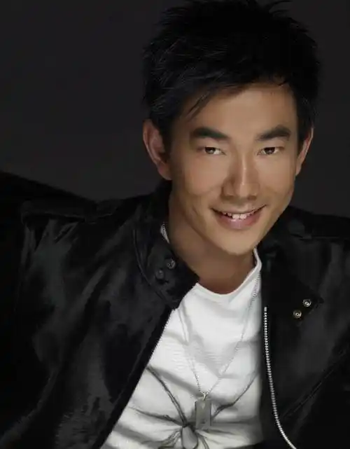 黄品源:给80后留下了深刻的记忆,如今荣光已尽,任贤齐也奈何不了他!