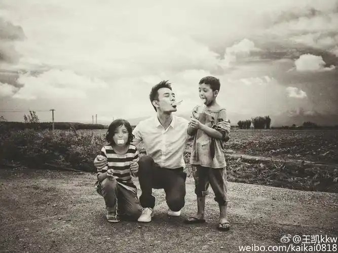 王凯kkw#20160612 14:25 微博配图~ 原文:看着他们,想起了自己的童年
