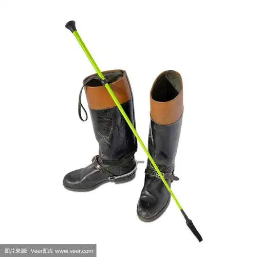 妇女穿带马刺和马鞭的马靴