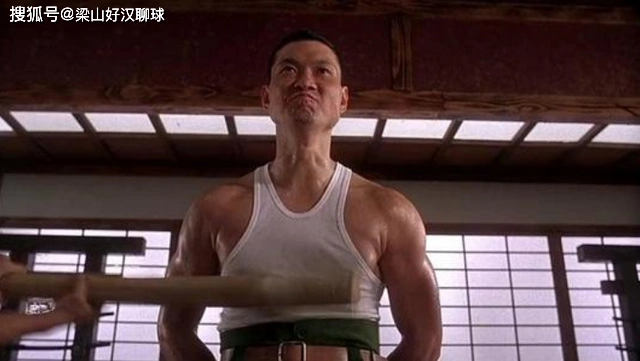 别忘了周比利是世界自由搏击冠军!