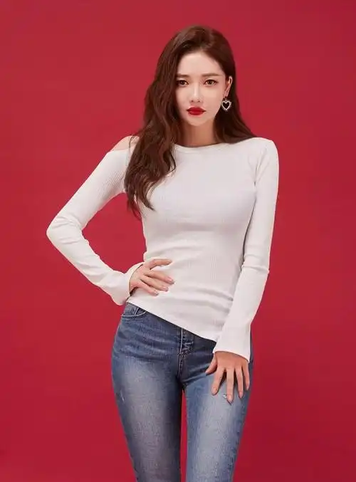 高挑的妙龄少女穿牛仔裤很抢镜