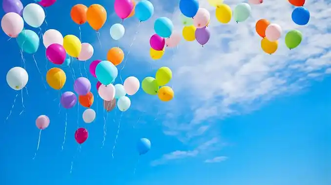 飞在蓝天上的彩色气球