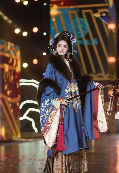 现在的走秀,给网红做的古装造型都这么"卷"吗?
