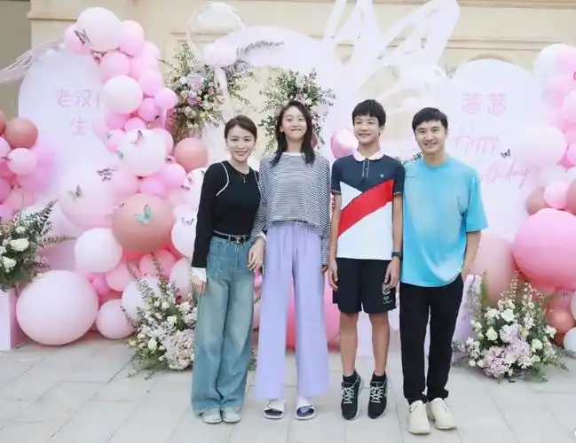 15岁森碟个头超父母,貌美肤白大长腿打网球|森碟|田亮|美肤_新浪新闻