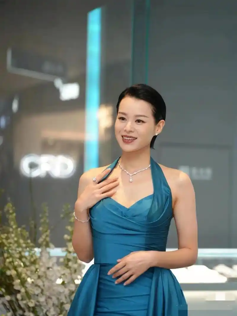 "最丑港姐"胡杏儿母亲节这天让整个娱乐圈的女星都狠狠羡慕了一把!