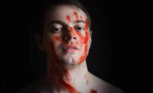 天使血脸上全是黑眼睛和血的男人照片