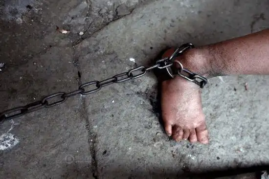 13岁女孩被父亲用铁链锁住家有四个孩子母亲精神病