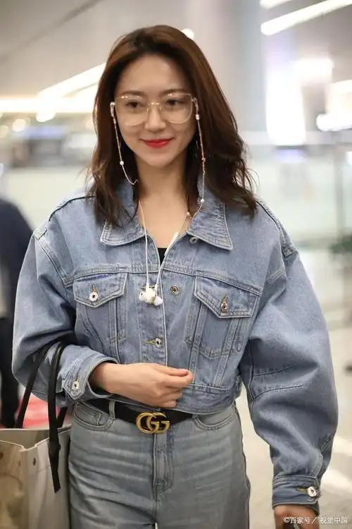 黄梦莹牛仔装帅酷有型,成熟温婉的气质愈发美丽可人