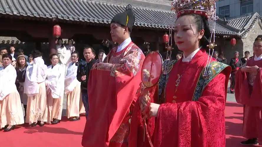 揖让及席,净手沃盥,执手盟誓等古代婚礼的传统礼仪一一呈现,现场参与