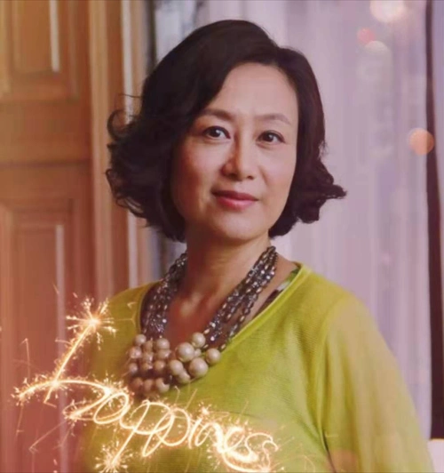 吴玉芳早秋穿搭真洋气,印花衬衫搭小白裤优雅精致,58岁真有气质