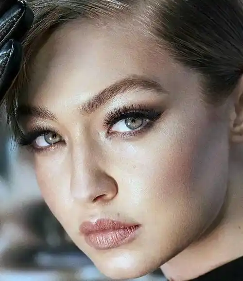 原创27岁美国超模吉吉哈迪德穿着连体泳衣惊艳亮相发布会太性感了