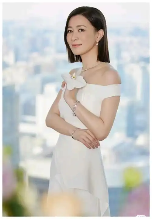 佘诗曼最新自拍曝光风格多样敢为尝试