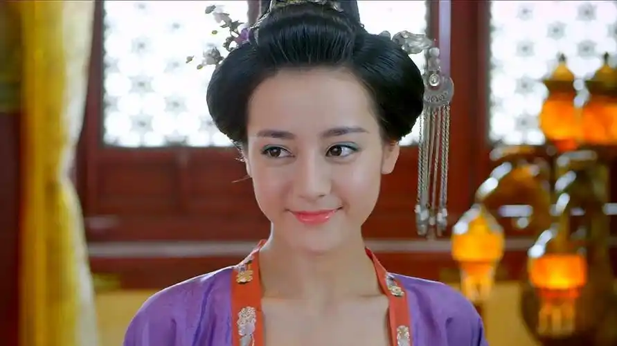 美人制造:倾城姑娘深爱着皇子,女皇却拿出了毒酒