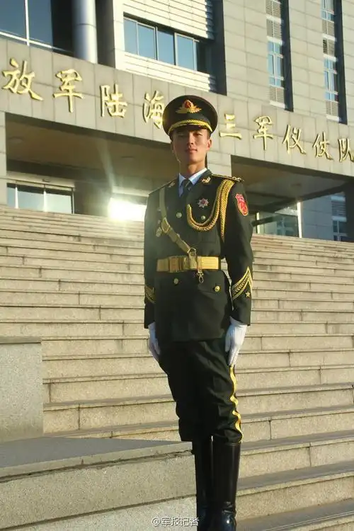 男神猛图来袭三军仪仗队标兵风姿