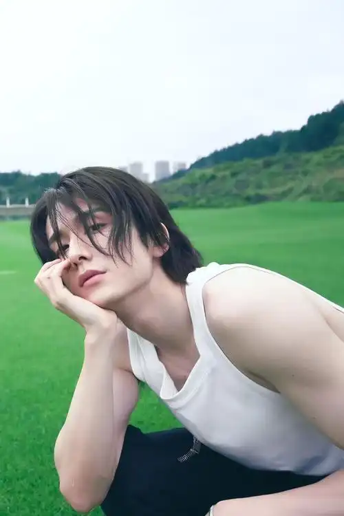 最近的张新成一点都不喜羊羊了又清瘦又有肌肉好帅帅