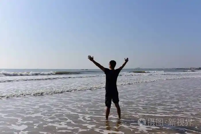 男人拥抱大海