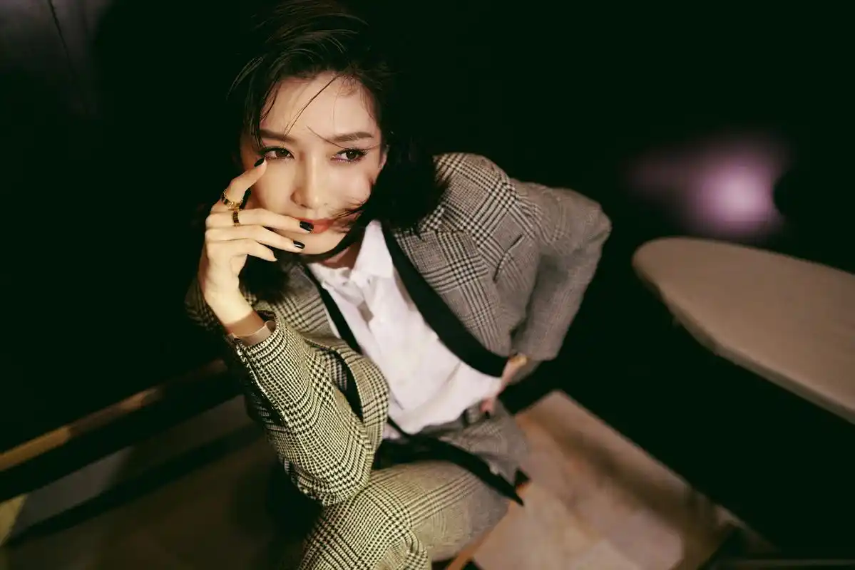 江疏影美照 灰色千鸟格西服套装帅气满分 红唇半扎发更显飒爽魅力