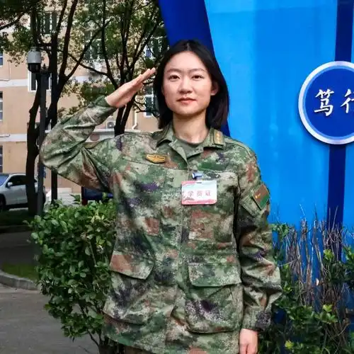 吴越毕业于上海交通大学  从校门到营门,从白大褂到军装