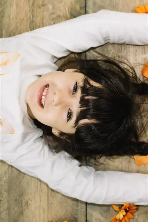 可爱的小女孩手辫子微笑5k