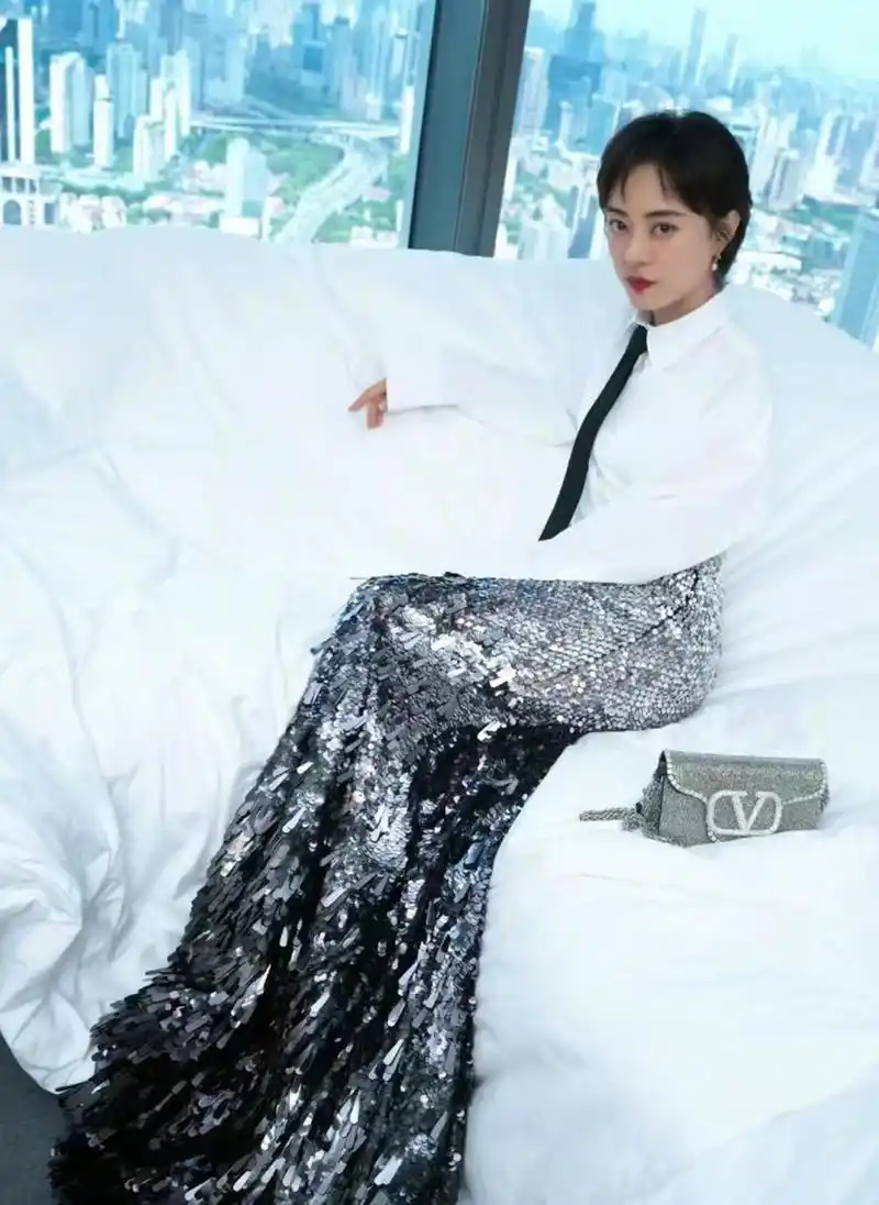 孙俪最近出席活动时的一身穿搭造型,引发大家热议.