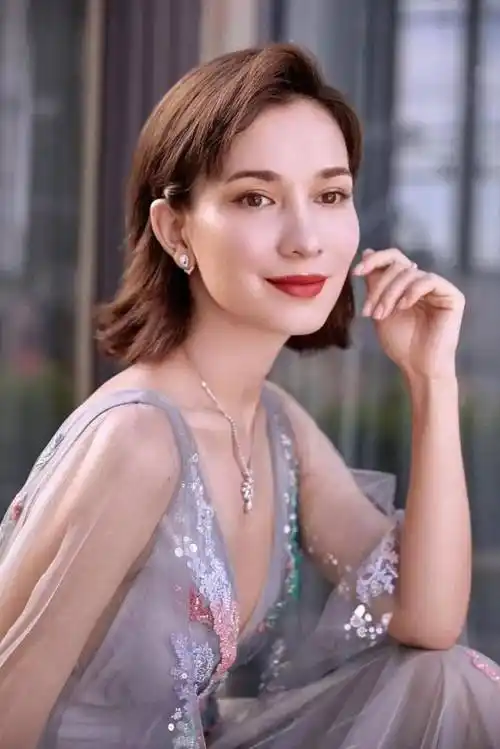 照的环节,主办方后来也安排了网红与明星合影,花三三当时与可心一组