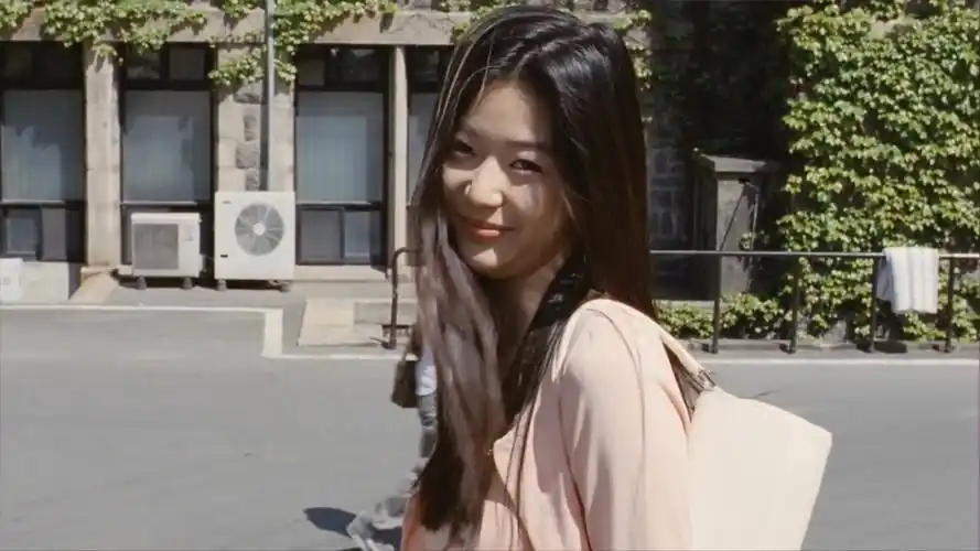 我的野蛮女友女神全智贤想穿运动鞋并且想让你穿她的高跟鞋