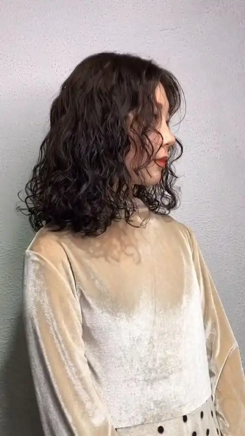 给这位美女设计了一款羊毛卷,锁骨发更加可爱