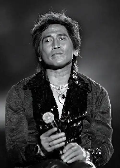 齐秦是一位备受尊敬的歌手,他的音乐成就和个人魅力使他在乐坛备受