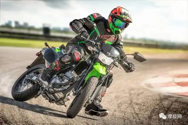 但是川崎在最近的新车发布中更新了新款水冷klx250的升级款klx300