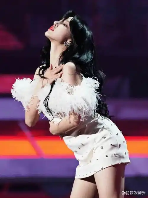 程潇跳舞不慎摔倒致骨折,表情非常痛苦伤情严重