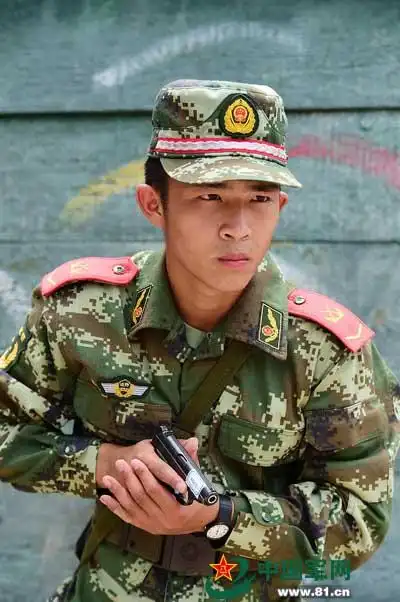 包括公安边防,消防,警卫部队在内的全国武警部队对现行的07武警作训服